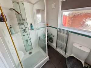 Shower room- click for photo gallery